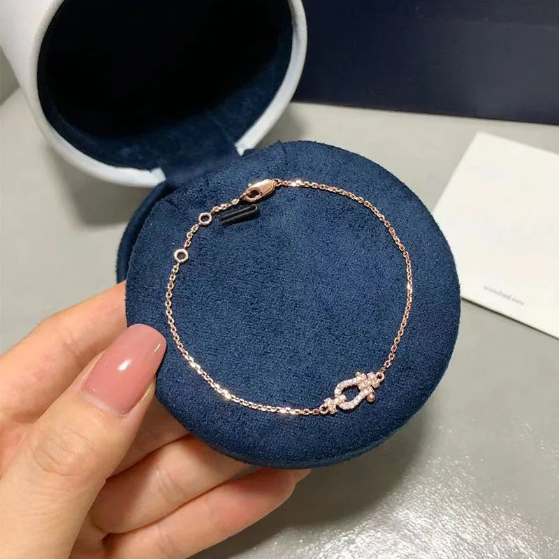 18K Gold Horseshoe Buckle inlaid Moissanite Bracelet