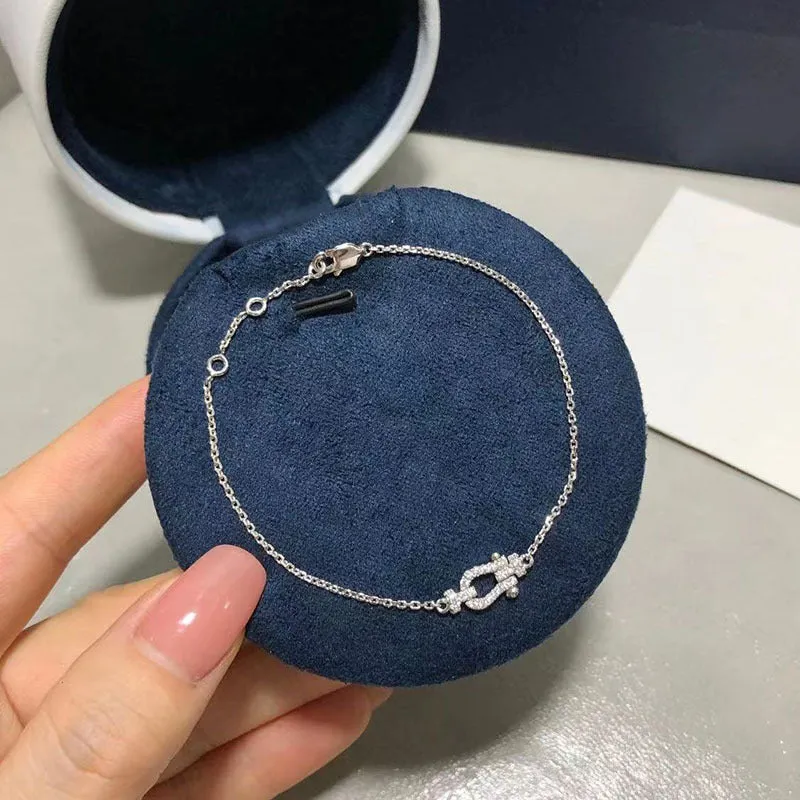 18K Gold Horseshoe Buckle inlaid Moissanite Bracelet